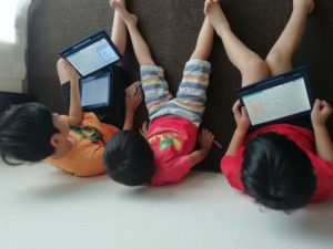 リス算数タブレット学習中の子供