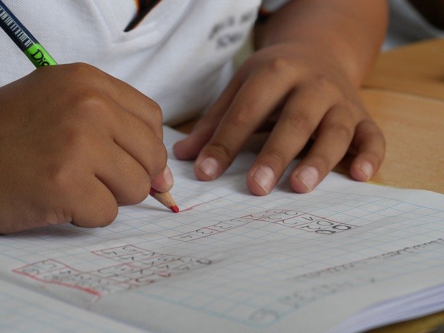 試験を受ける子供